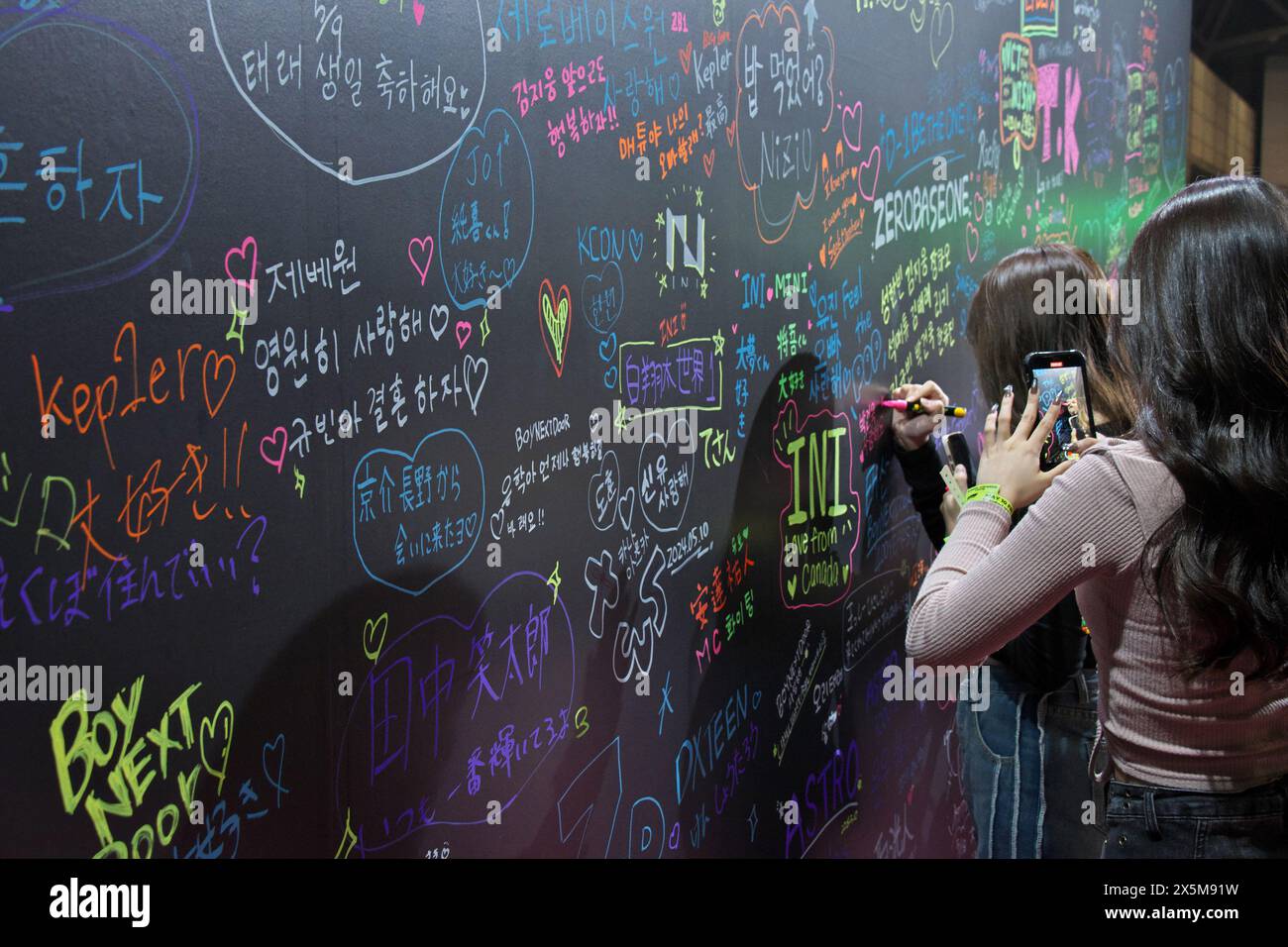 Während der KCON, Japan, schreiben die Menschen eine Nachricht an ihren Lieblingskünstler. , . Foto: Keizo Mori/UPI Credit: UPI/Alamy Live News Stockfoto