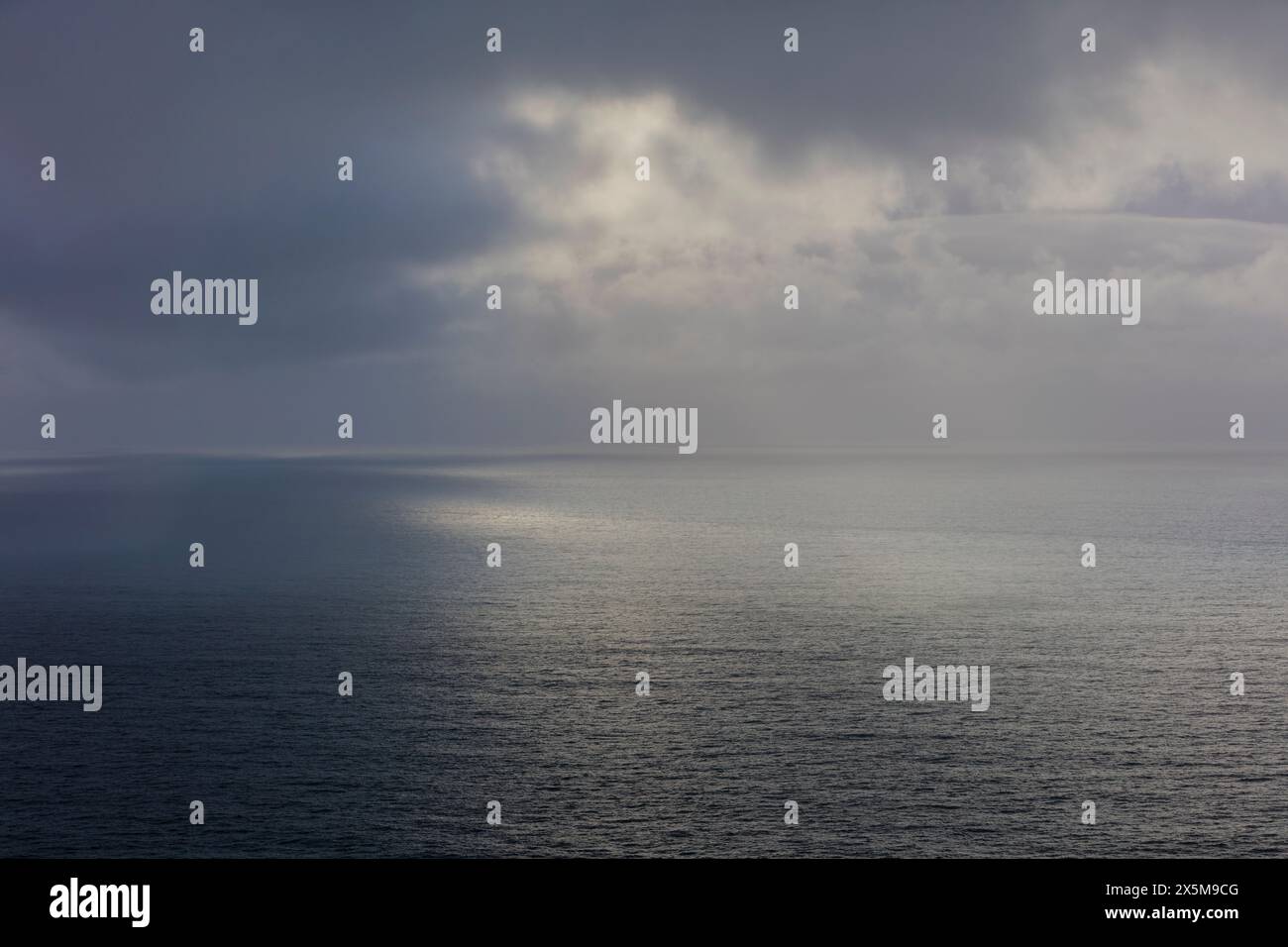 In der Abenddämmerung, Oregon, wird ein Sturm über dem weiten Ozean beseitigt Stockfoto