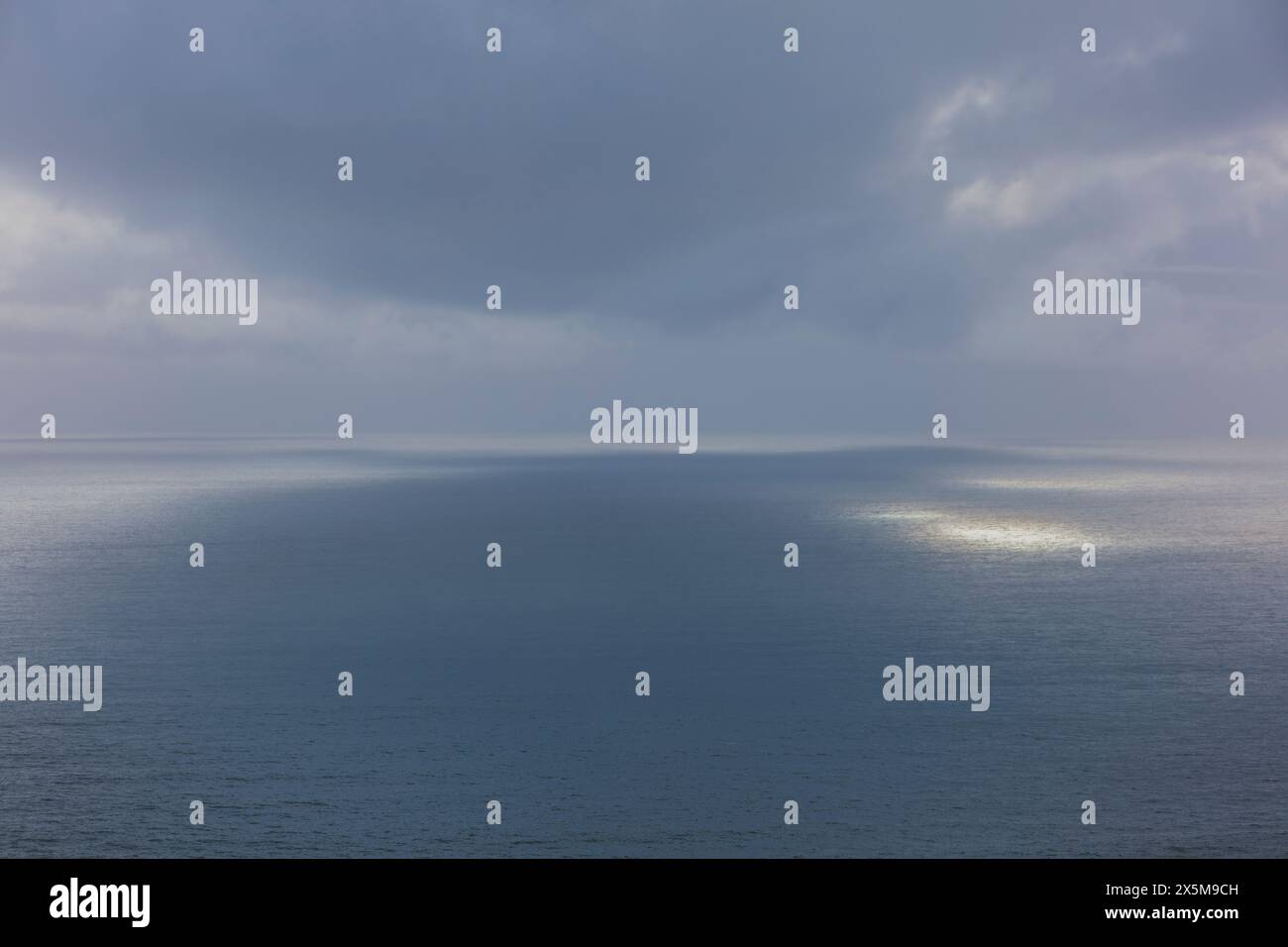 In der Abenddämmerung, Oregon, wird ein Sturm über dem weiten Ozean beseitigt Stockfoto