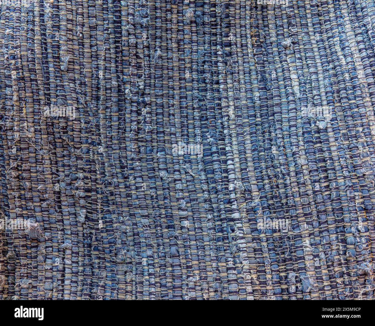 Nahaufnahme eines blau-braunen, aufgenähten Teppichs aus recyceltem Stoff. Stockfoto
