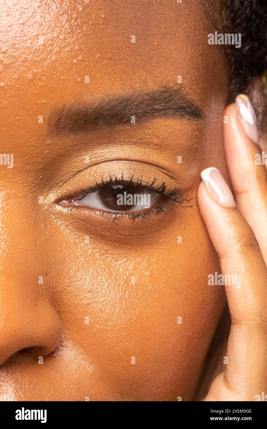 Nahaufnahme des braunen Auges der Frau Stockfoto