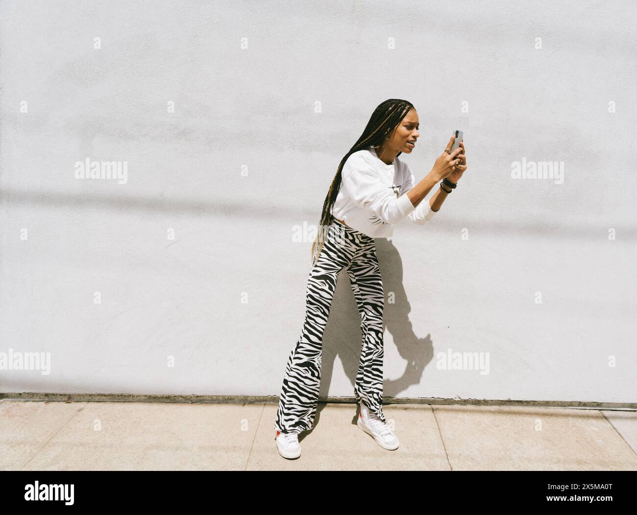 Junge Frau mit smartphone Stockfoto