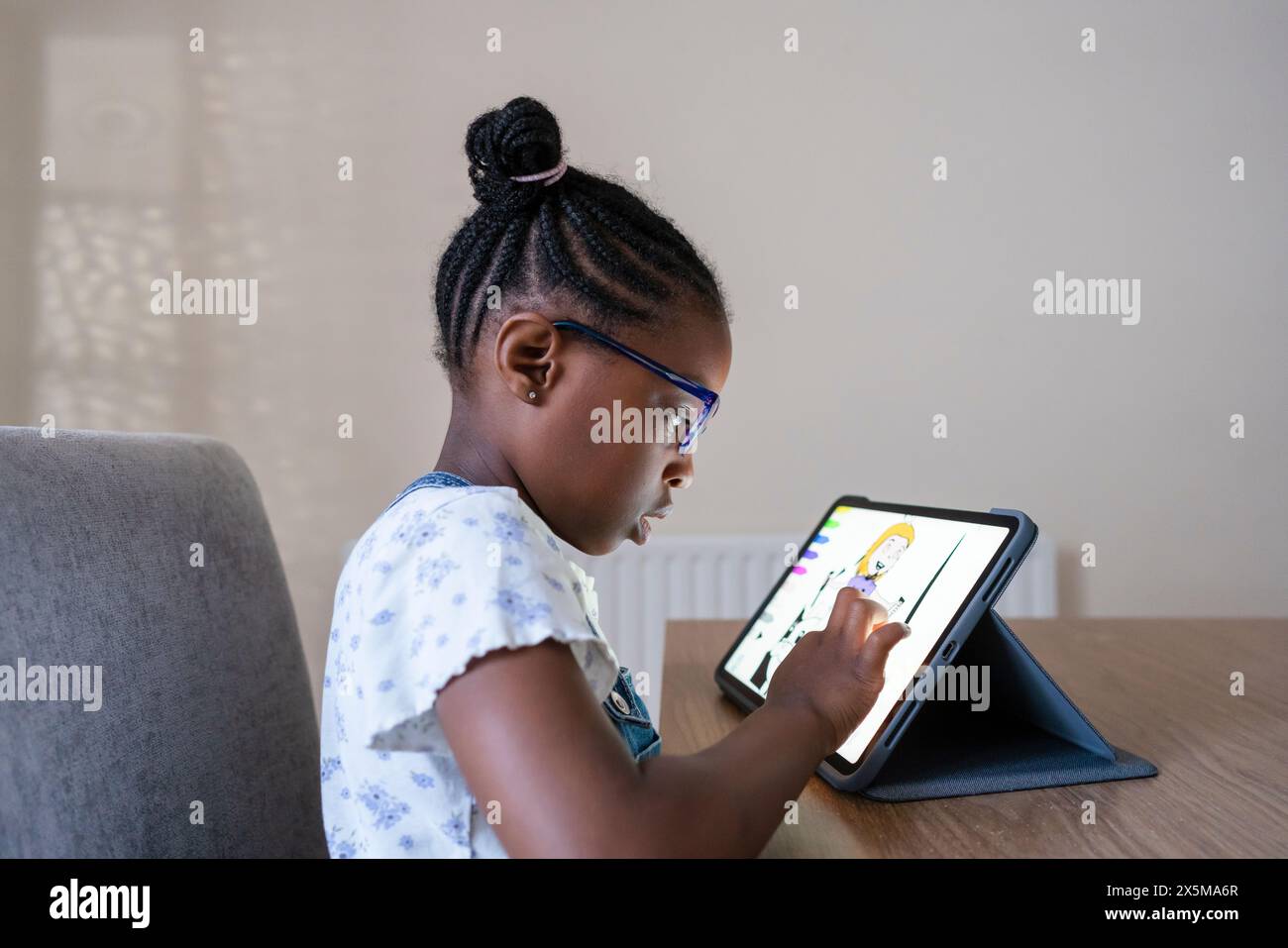 Mädchen zeichnet auf einem digitalen Tablet Stockfoto