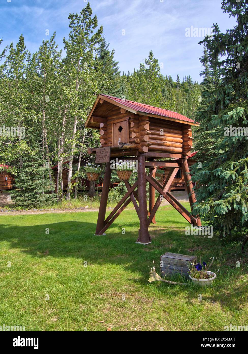 USA, Alaska. Nachbildung eines Cache, in dem Lebensmittel und Vorräte außerhalb der Reichweite von Tieren gelagert wurden, befindet sich in der Kantishna Roadhouse Lodge im Denali-Nationalpark. Stockfoto