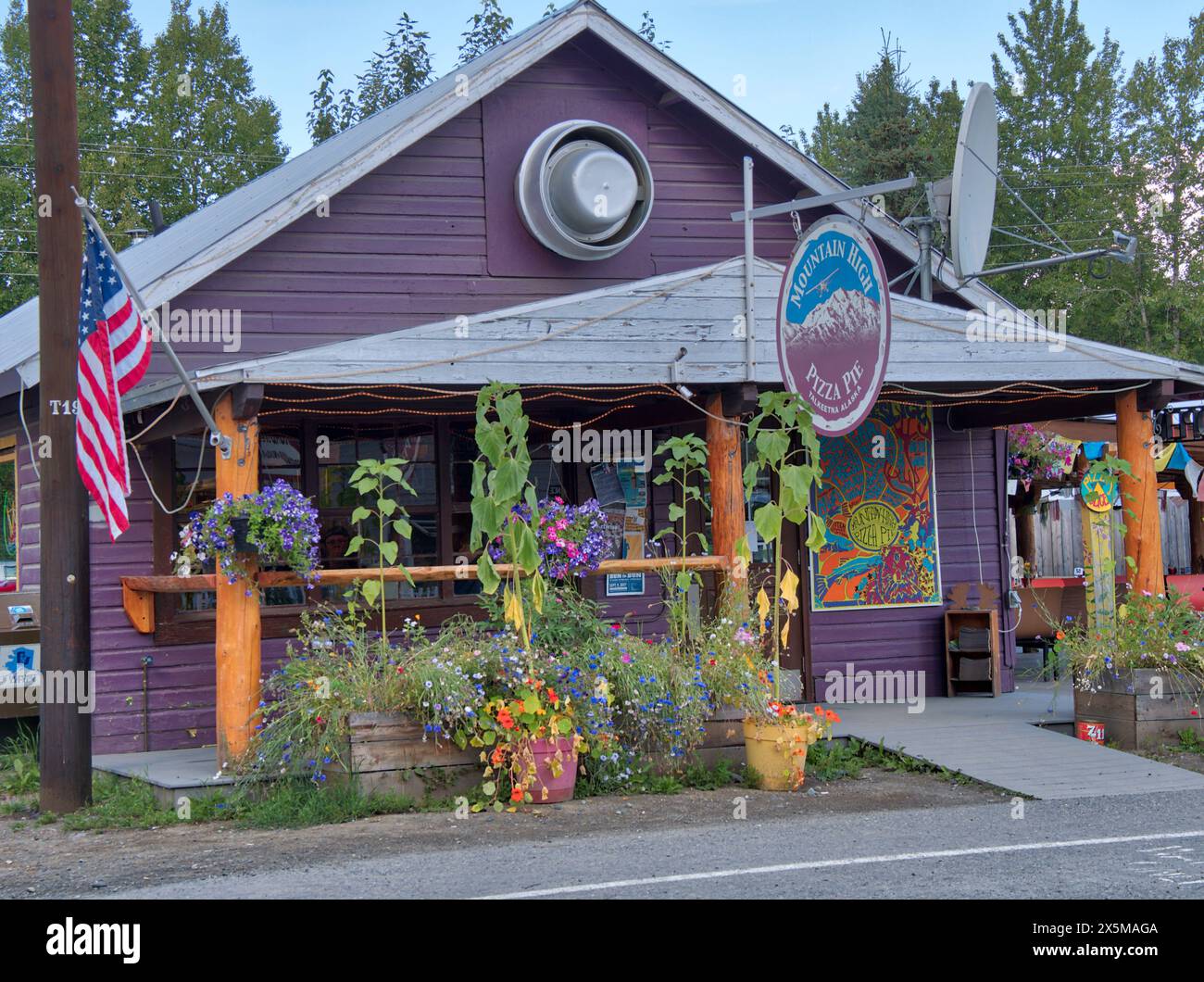 USA, Alaska, Talkeetna. Mit Blumen dekorierte Storefront in der Stadt Talkeetna. (Nur Für Redaktionelle Zwecke) Stockfoto