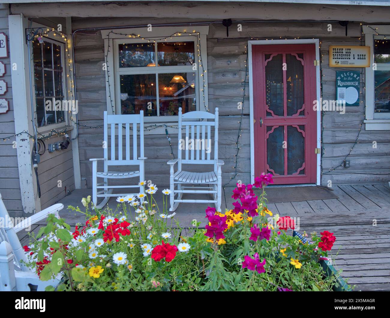 USA, Alaska, Talkeetna. Mit Blumen dekorierte Storefront in der Stadt Talkeetna. (Nur Für Redaktionelle Zwecke) Stockfoto