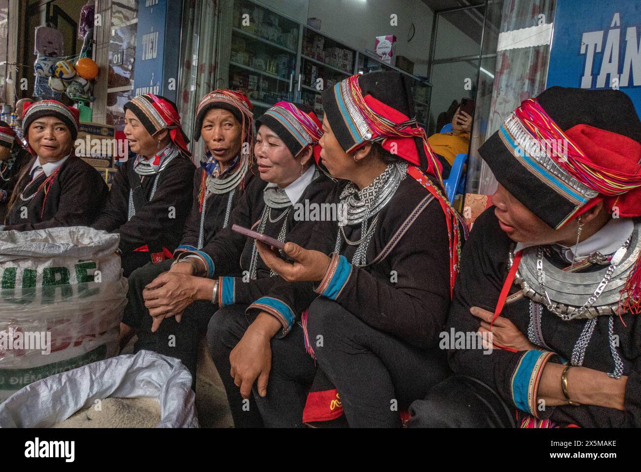 Ethnische Tay-Frauen auf dem Markt in Dong Van, Ha Giang, Vietnam Stockfoto