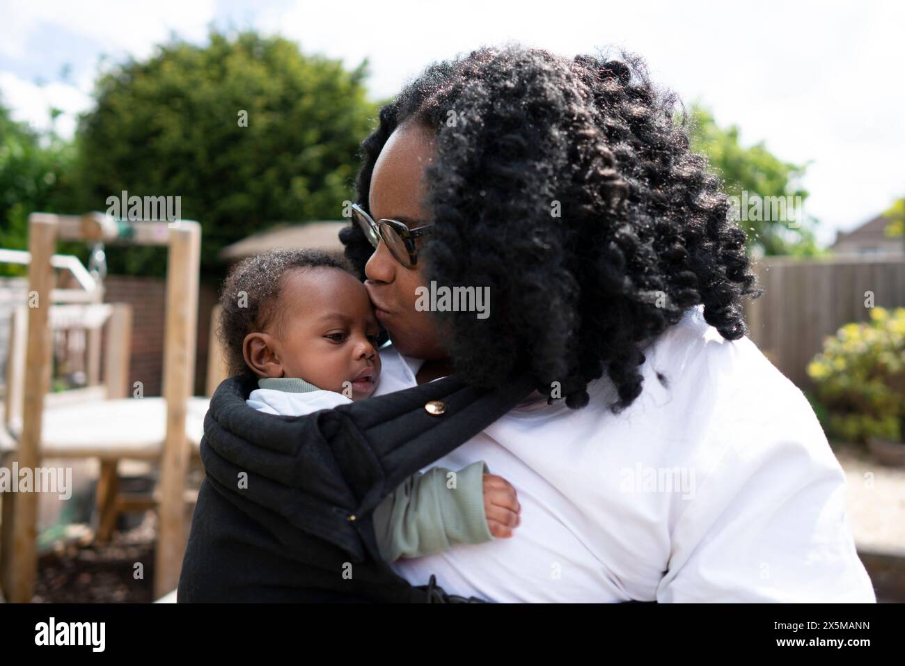 Mutter küsst Baby Sohn (2-5 Monate) Stockfoto