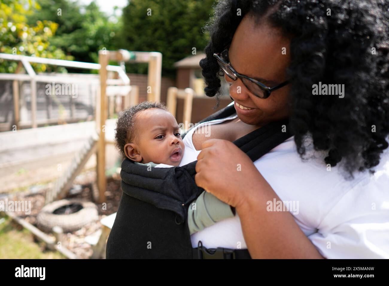 Mutter mit Baby-Sohn (2-5 Monate) Stockfoto