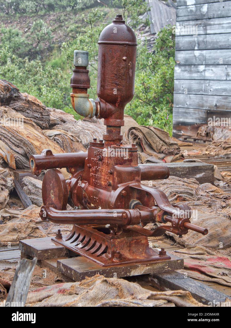 USA, Alaska. Alte rostfreie Ausrüstung im Independence Mine State Historical Park, die im National Register of Historic Places, einem ehemaligen Goldbergbaubetrieb in den Talkeetna Mountains, aufgeführt ist. Stockfoto