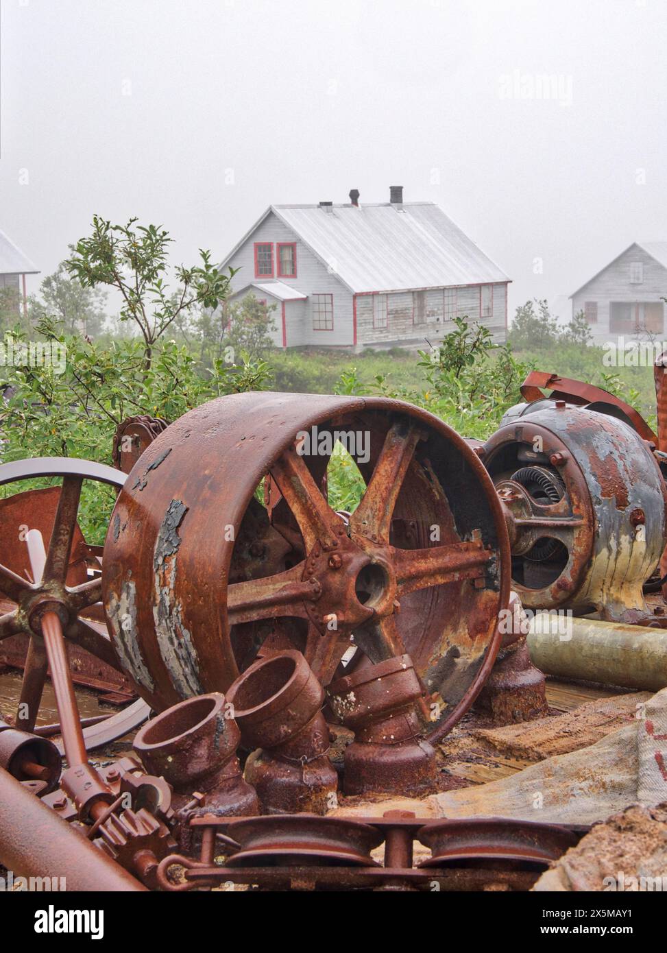 USA, Alaska. Alte rostfreie Ausrüstung im Independence Mine State Historical Park, die im National Register of Historic Places, einem ehemaligen Goldbergbaubetrieb in den Talkeetna Mountains, aufgeführt ist. Stockfoto