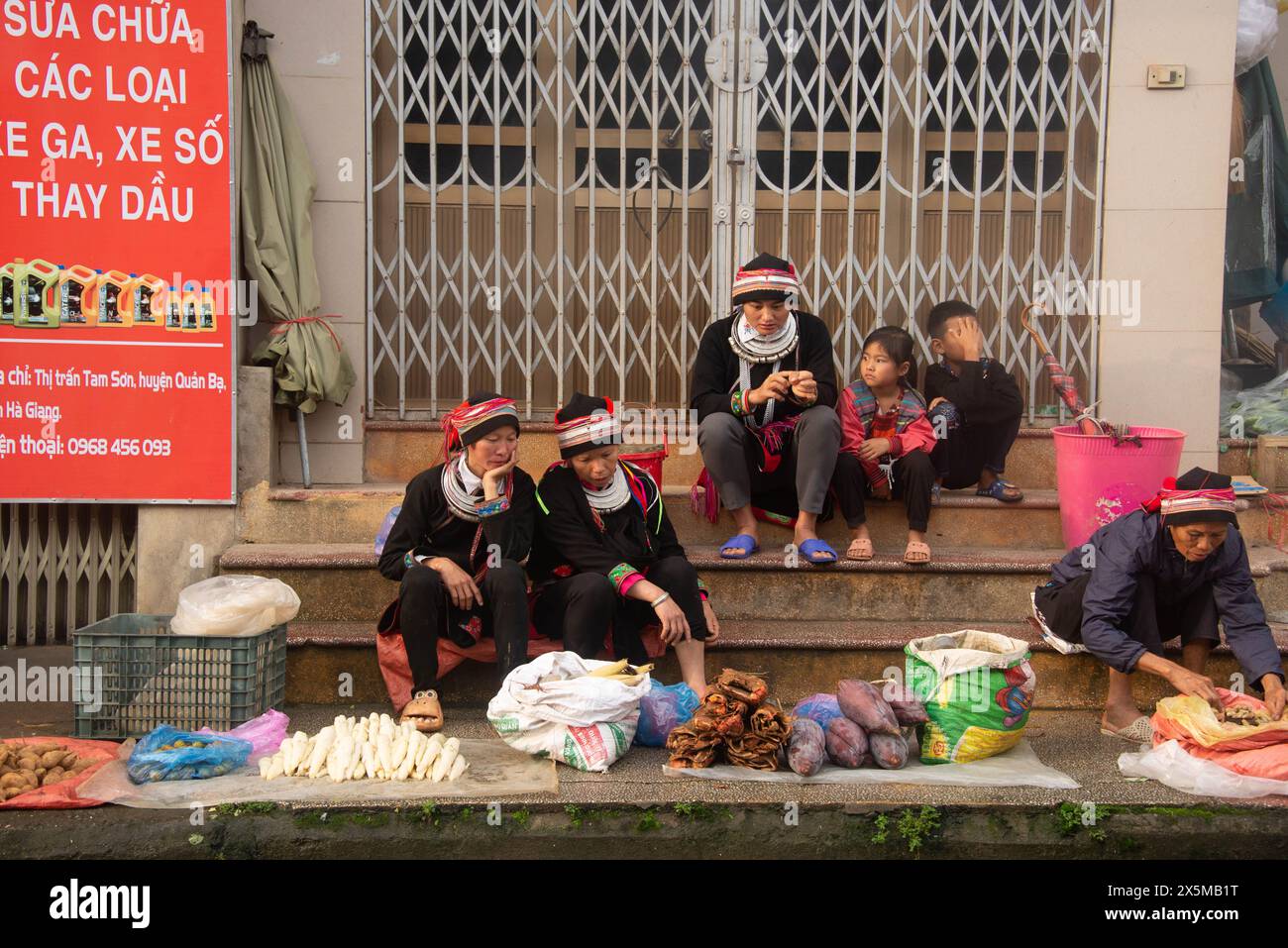 Ethnische Tay-Frauen auf dem Markt in Dong Van, Ha Giang, Vietnam Stockfoto