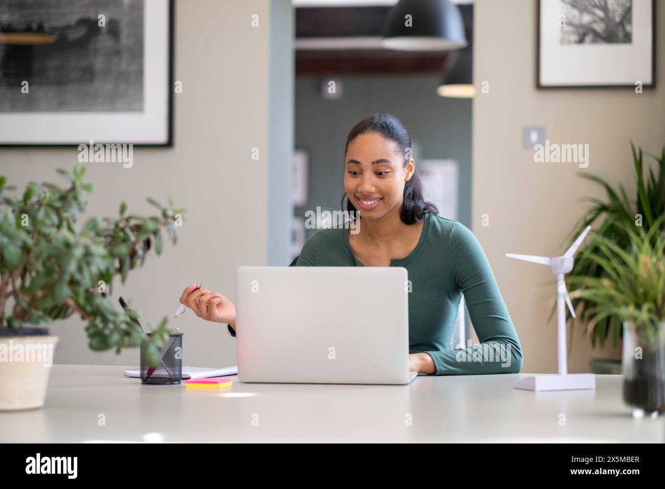 Junger Ingenieur, der im Büro am Laptop arbeitet Stockfoto