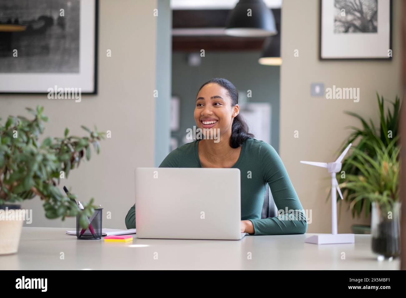 Junger Ingenieur, der im Büro am Laptop arbeitet Stockfoto