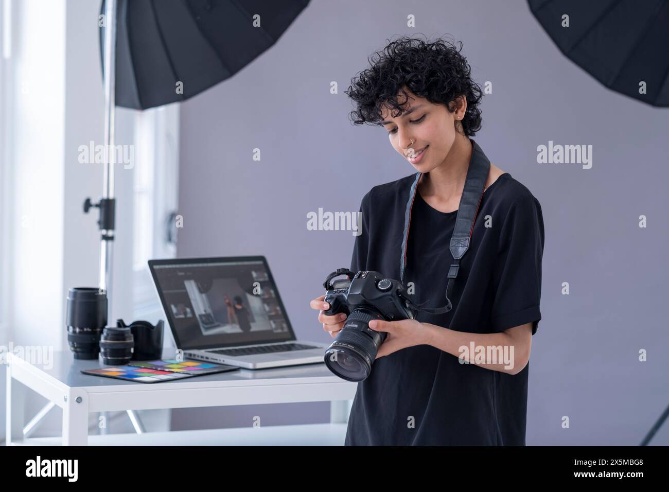 Weibliche Fotografin beim Fotoshooting Stockfoto