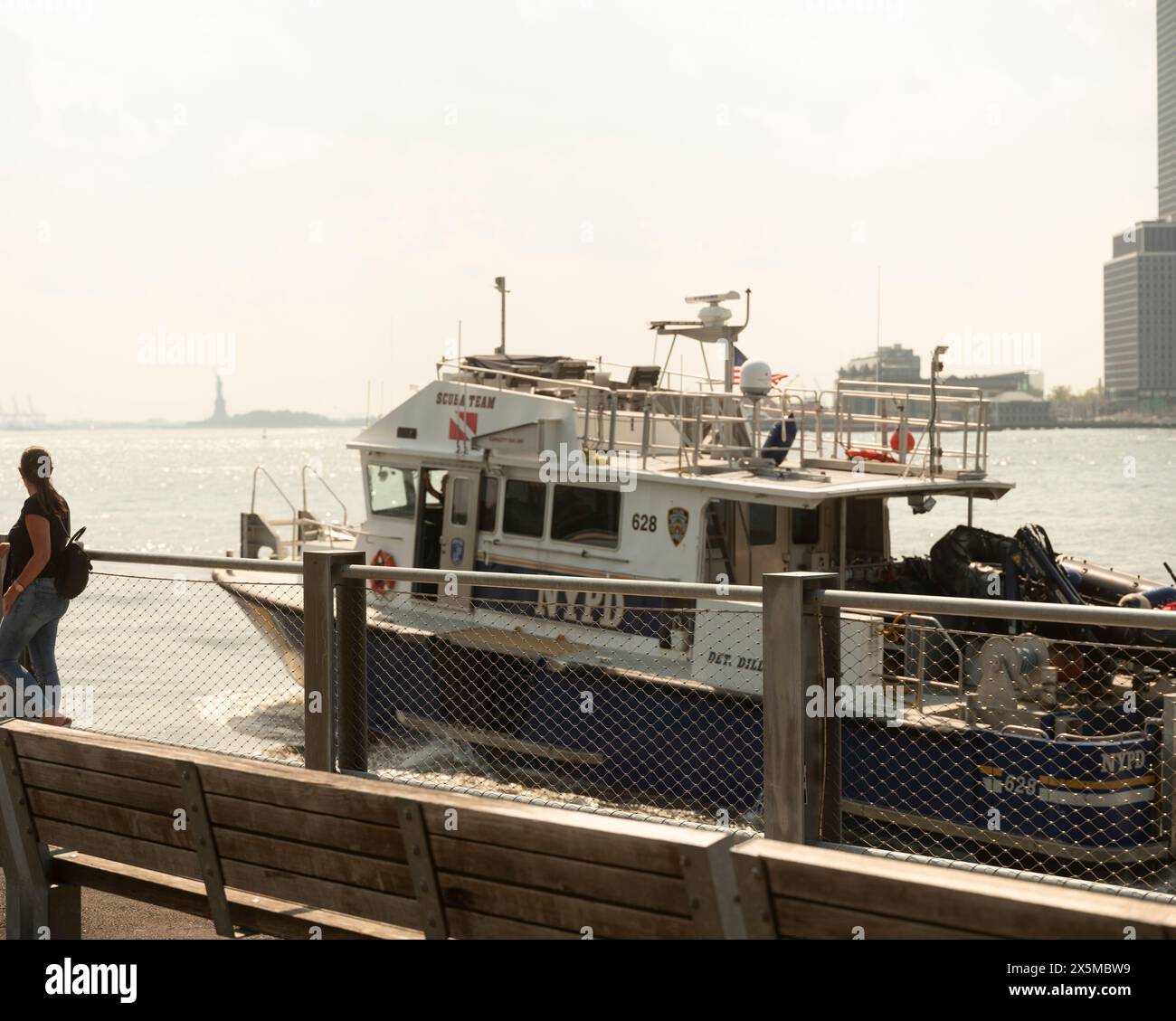 USA, New York City, NYPD Patrouillenboot auf dem Fluss Stockfoto