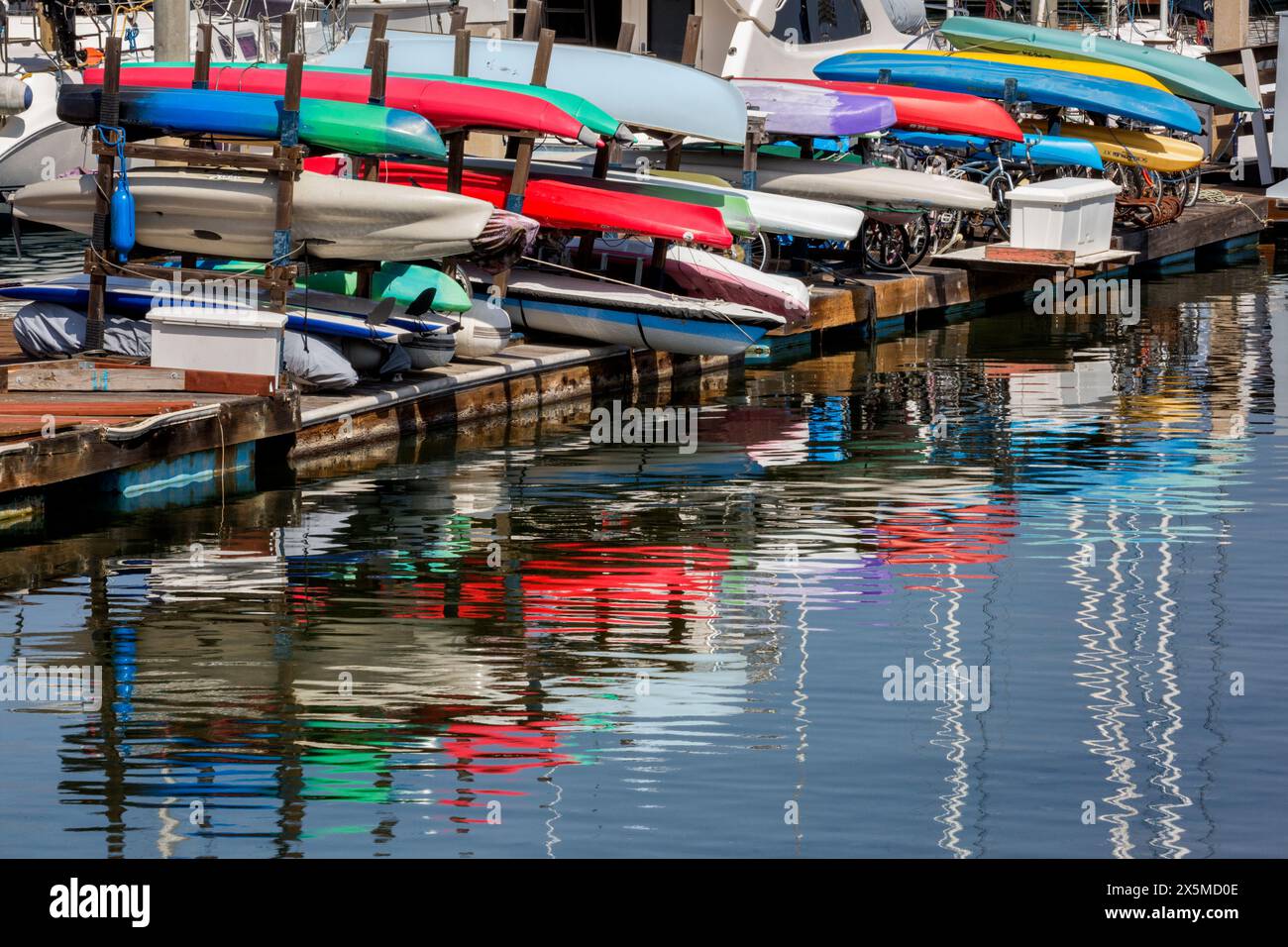 USA, Kalifornien, San Diego. America's Cup Harbor, Kajaks, Bootsständer und Reflexionen Stockfoto