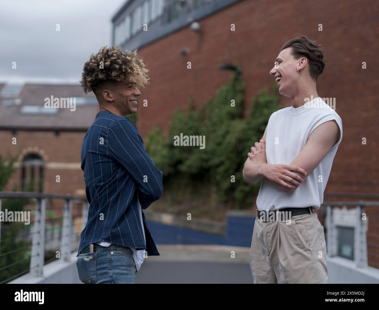 Junge Männer treffen sich in der Stadt Stockfoto