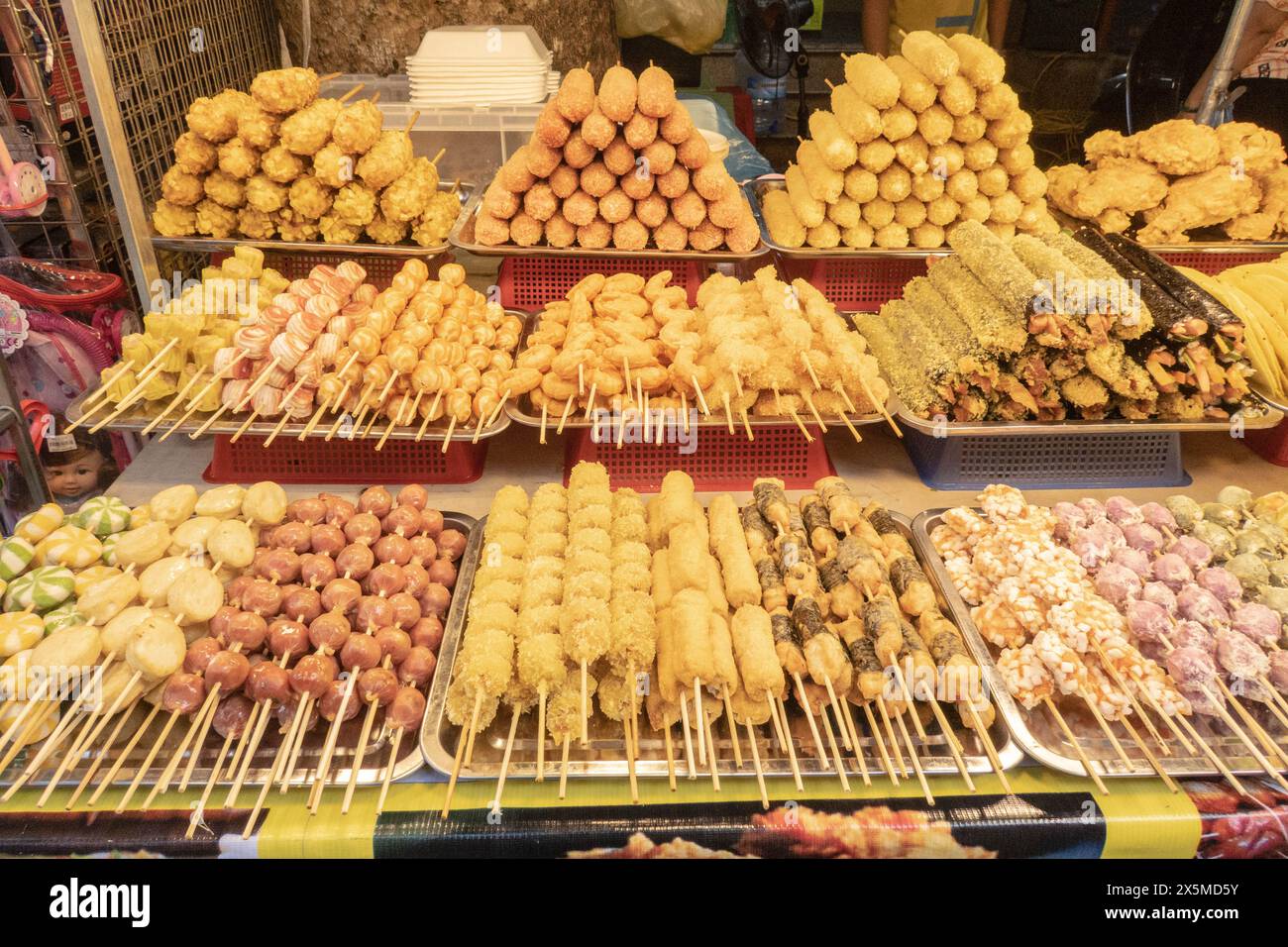 Dinge auf Stöcken auf dem Nachtmarkt, Hanoi, Vietnam Stockfoto