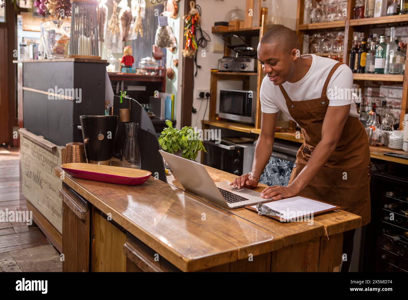 UK, London, Cafe Besitzer mit Laptop am Schalter Stockfoto