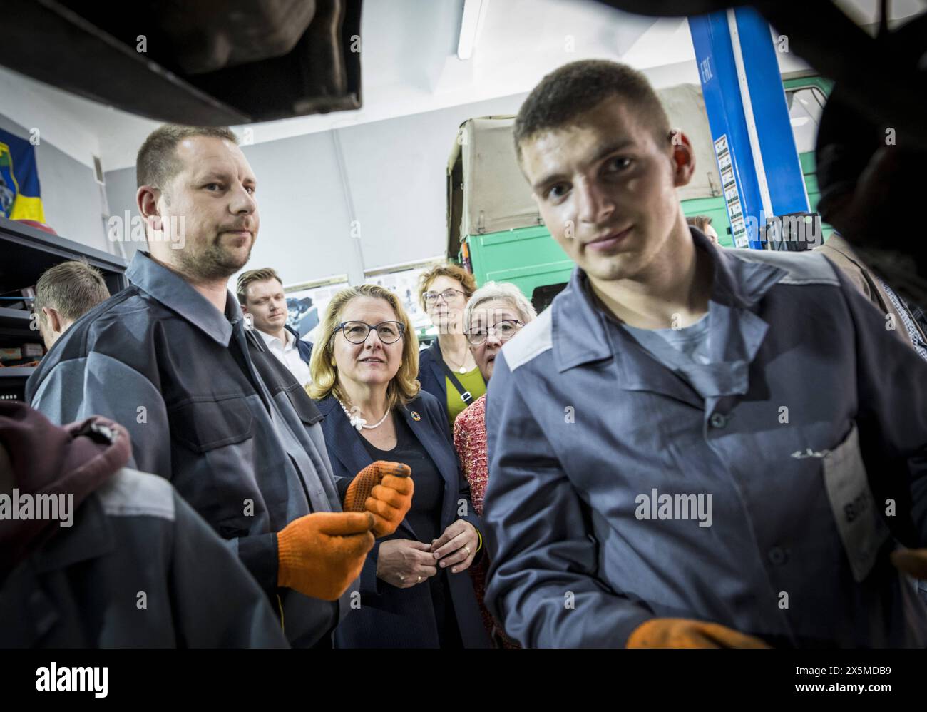 Svenja Schulze SPD, Bundesministerin für wirtschaftliche Zusammenarbeit und Entwicklung, aufgenommen im Rahmen Ihrer Reise in die Ukraine. Hier beim Besuch einer Berufsschule in Lemberg. Hier weren unter anderem KFZ Mechaniker ausgebildet. Fotografiert im Auftrag des Bundesentwicklungsministeriums Lwiw Ukraine *** Svenja Schulze SPD, Bundesministerin für wirtschaftliche Zusammenarbeit und Entwicklung, fotografierte während ihrer Reise in die Ukraine hier während eines Besuchs einer Berufsschule in Lemberg, wo unter anderem im Auftrag des Bundesministeriums für Wirtschaft Co. werden die Kfz-Mechaniker ausgebildet Stockfoto