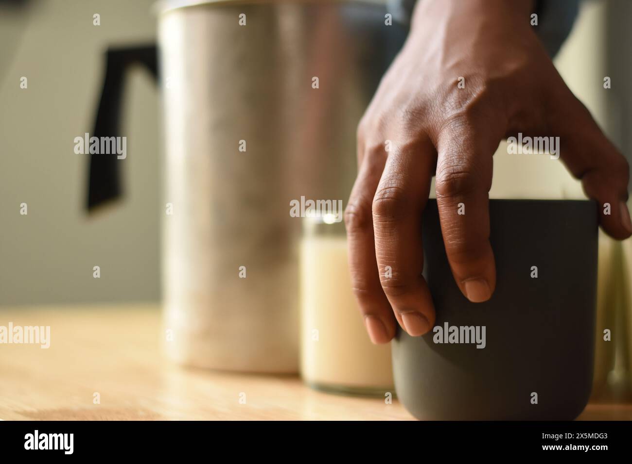 USA, Louisiana, Nahaufnahme der Hand, die selbstgemachte aromatische Kerzen auf dem Tisch arrangiert Stockfoto