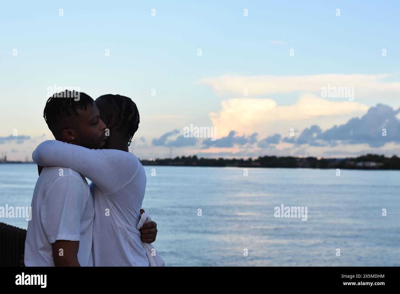 USA, Louisiana, Schwulenpaar, das sich gegen den Himmel umgibt Stockfoto