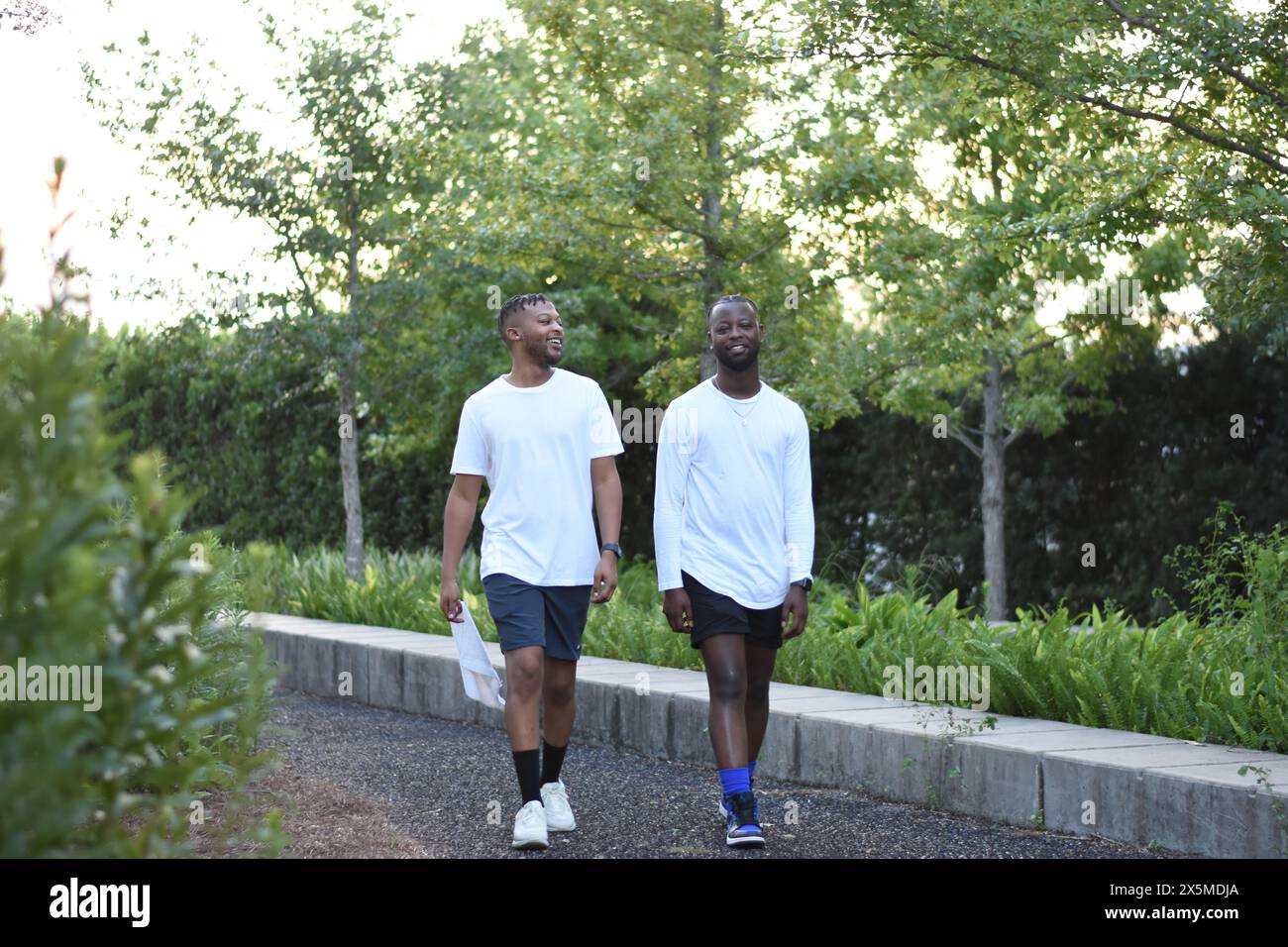 USA, Louisiana, schwules Paar in Sportkleidung, spazieren im Park Stockfoto