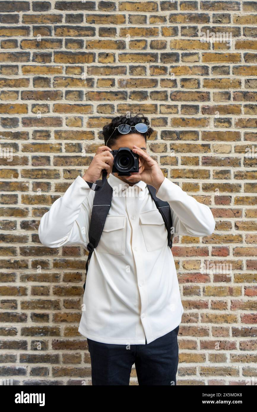 Junger Mann mit Kamera Stockfoto