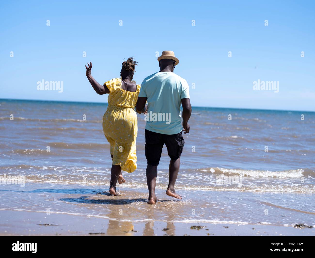 Reifes Paar, das im Meer weht Stockfoto