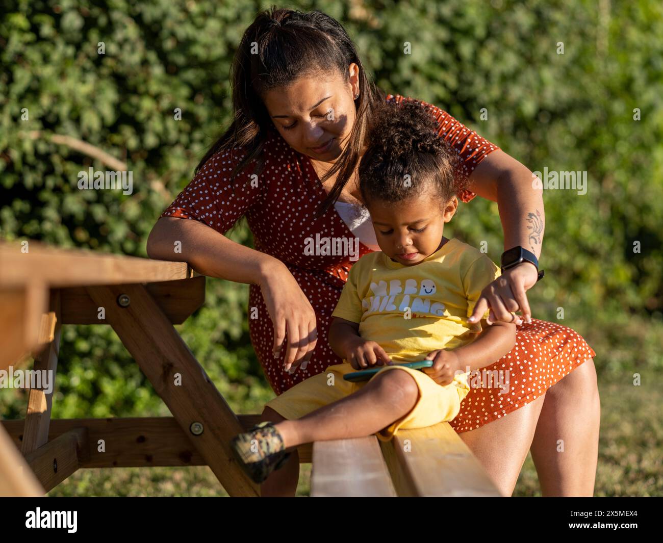 Mutter und Sohn (2-3) mit Smartphone Stockfoto