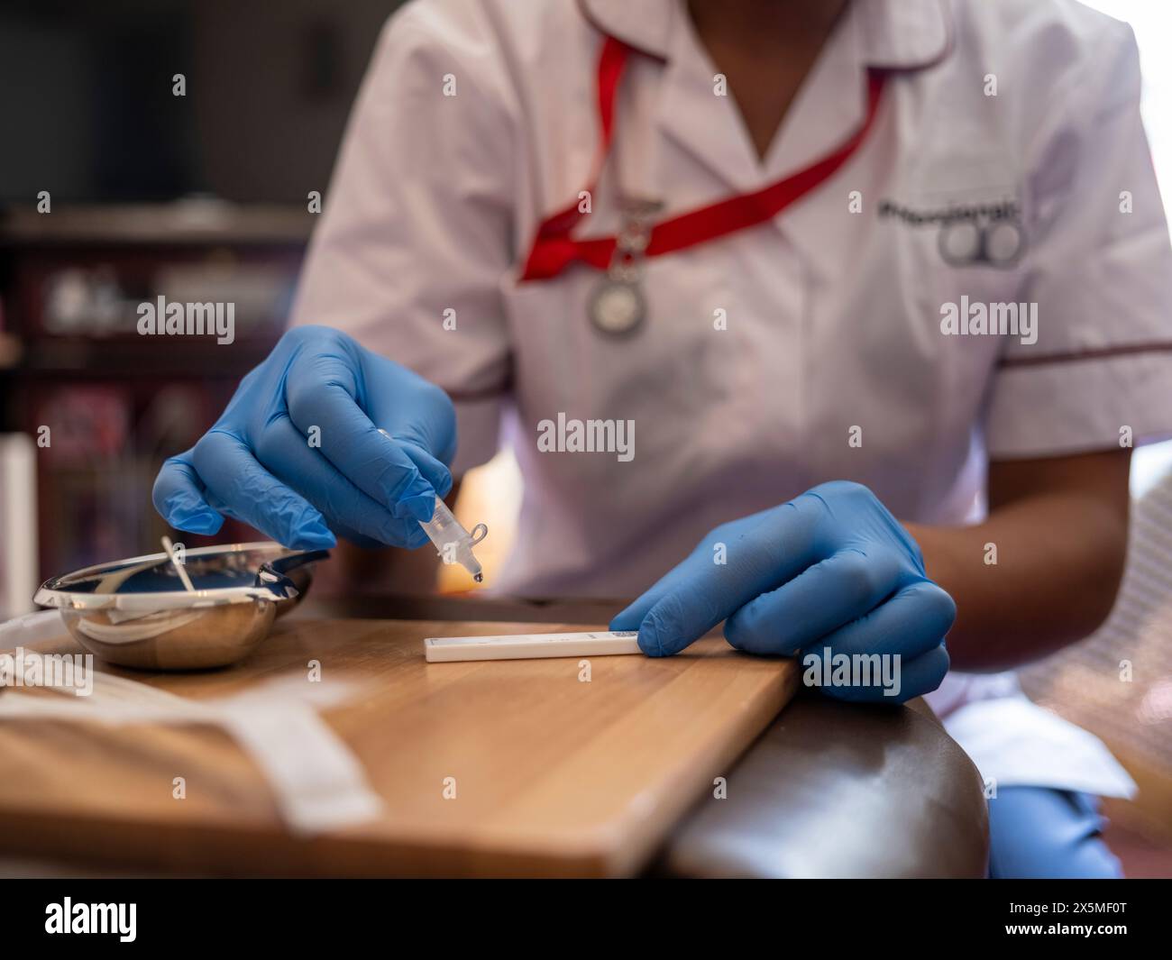 Nahaufnahme der Krankenschwester mit Operationshandschuhen zur Vorbereitung der medizinischen Untersuchung Stockfoto