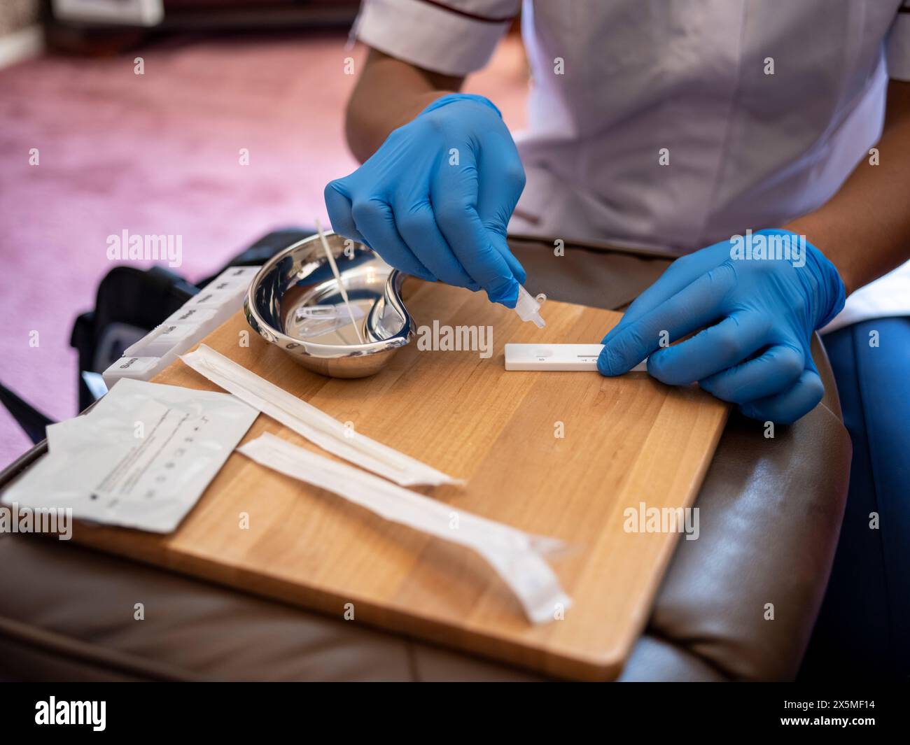 Nahaufnahme der Krankenschwester mit Operationshandschuhen zur Vorbereitung der medizinischen Untersuchung Stockfoto