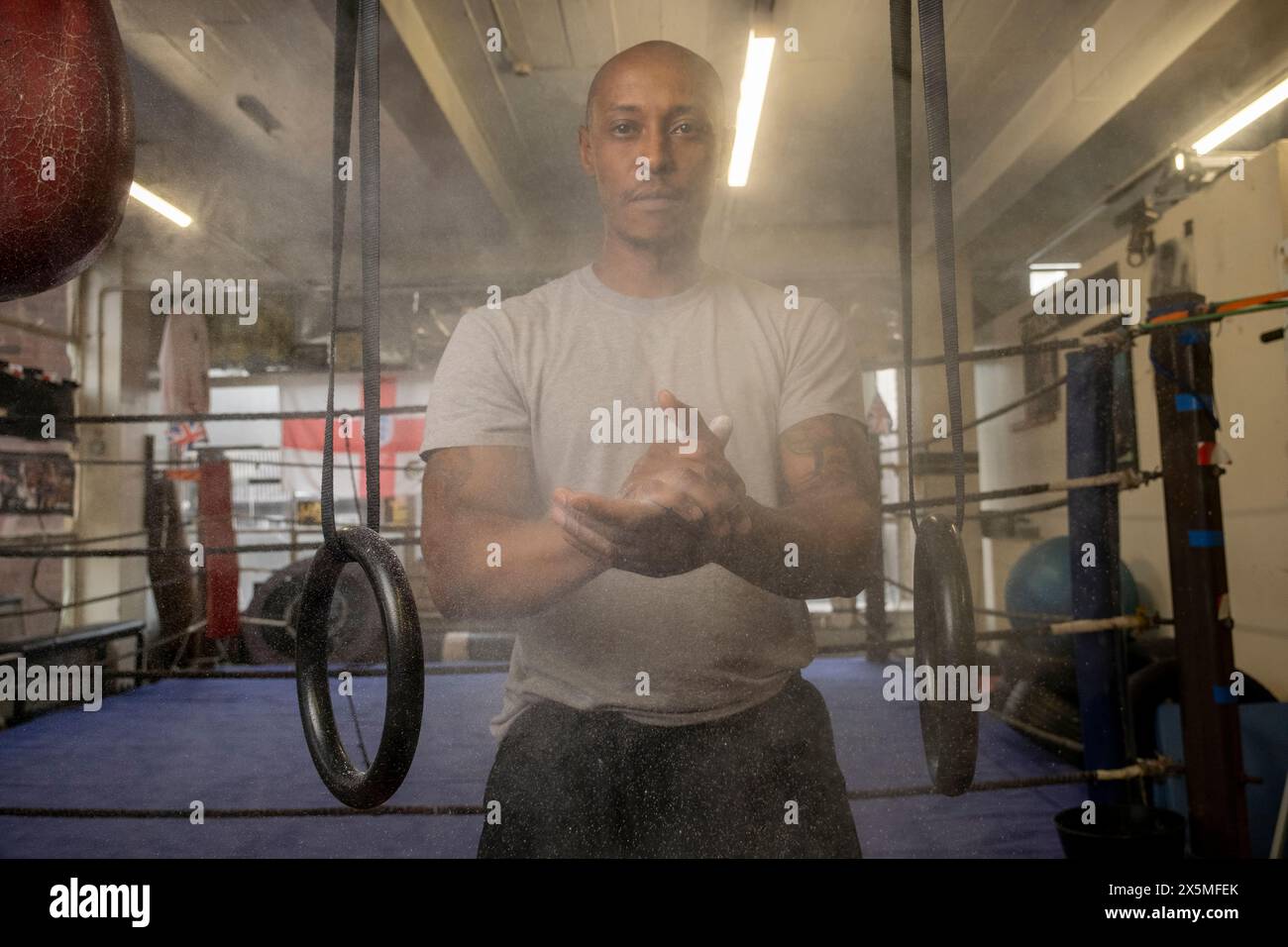 Reifer Mann, der sich im Fitnessstudio die Hände reibt Stockfoto