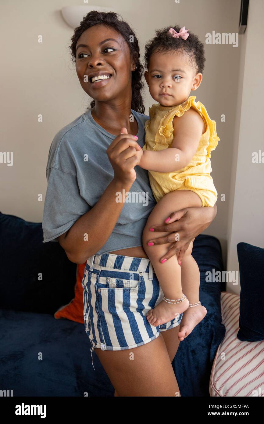 Mutter mit Kind-Tochter (12-17 Monate) zu Hause Stockfoto