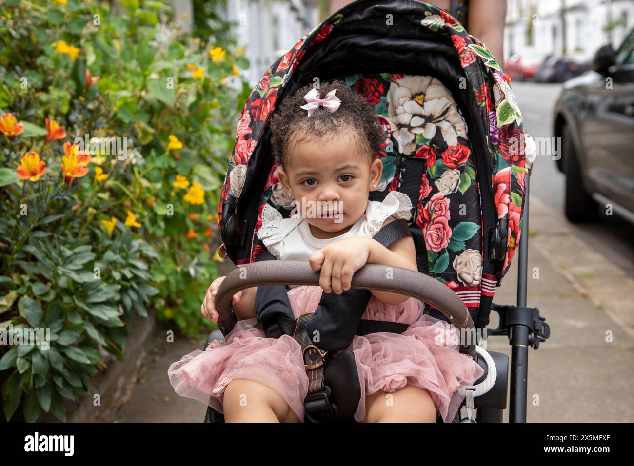Baby Mädchen (12-17 Monate) im Kinderwagen Stockfoto