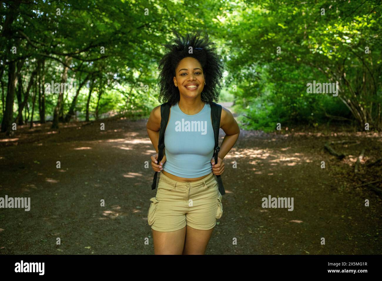 Porträt einer jungen Frau, die im Wald wandert Stockfoto