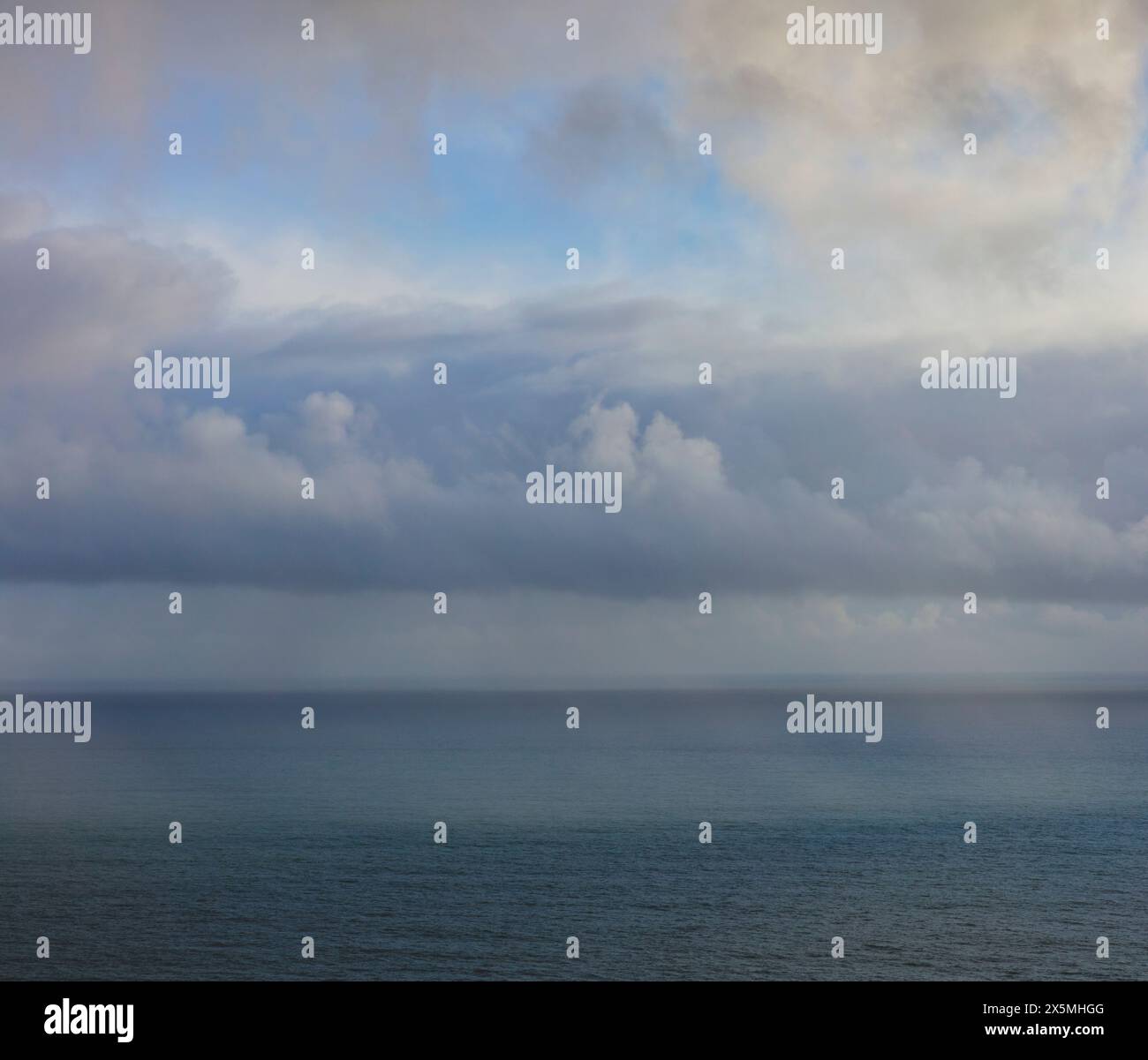 Bei Sonnenuntergang können Sie den Sturm über dem weiten Ozean abheben, Blick von der Küste Oregons aus. Stockfoto