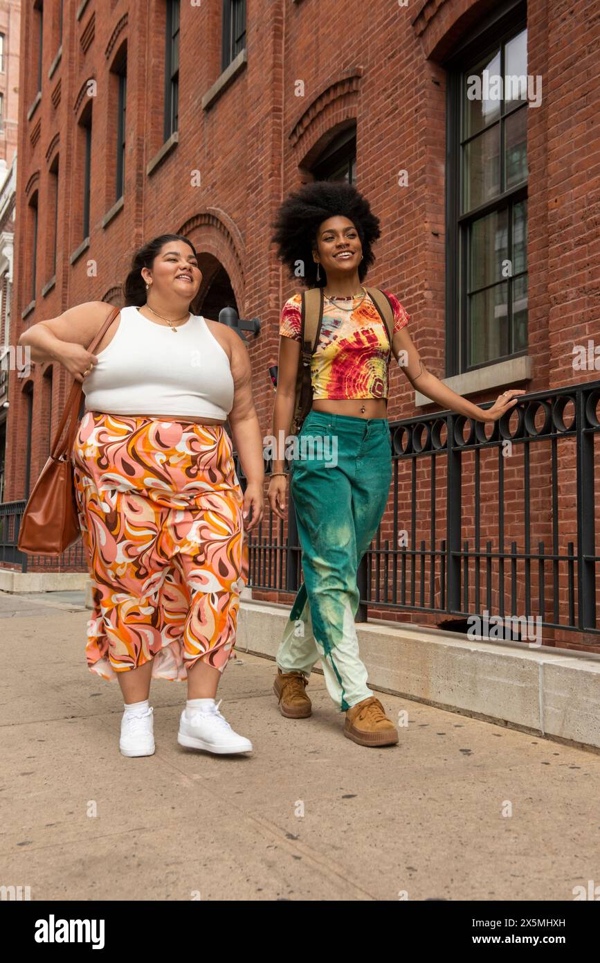 USA, New York City, zwei Frauen auf dem Bürgersteig Stockfoto