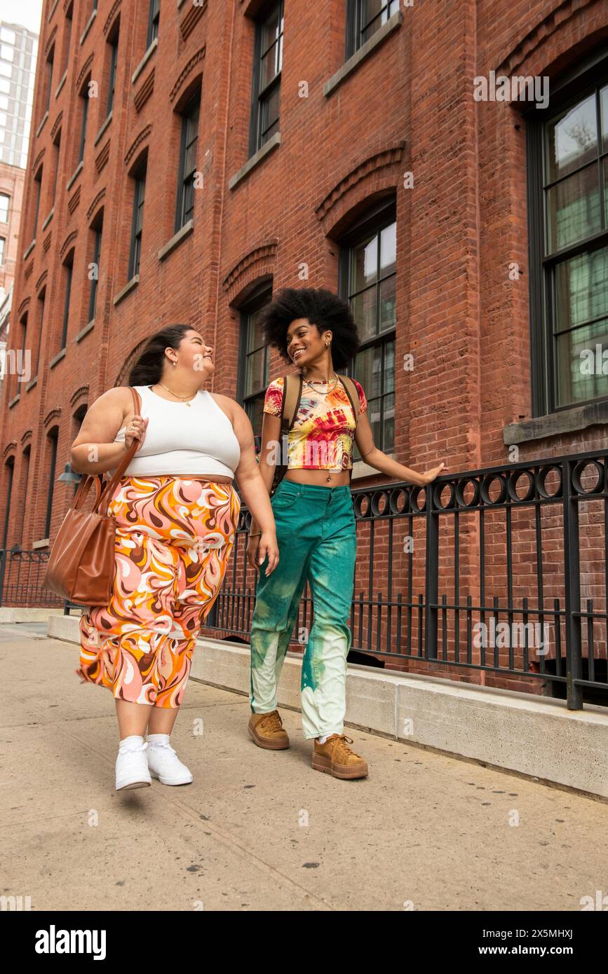 USA, New York City, zwei Frauen auf dem Bürgersteig Stockfoto