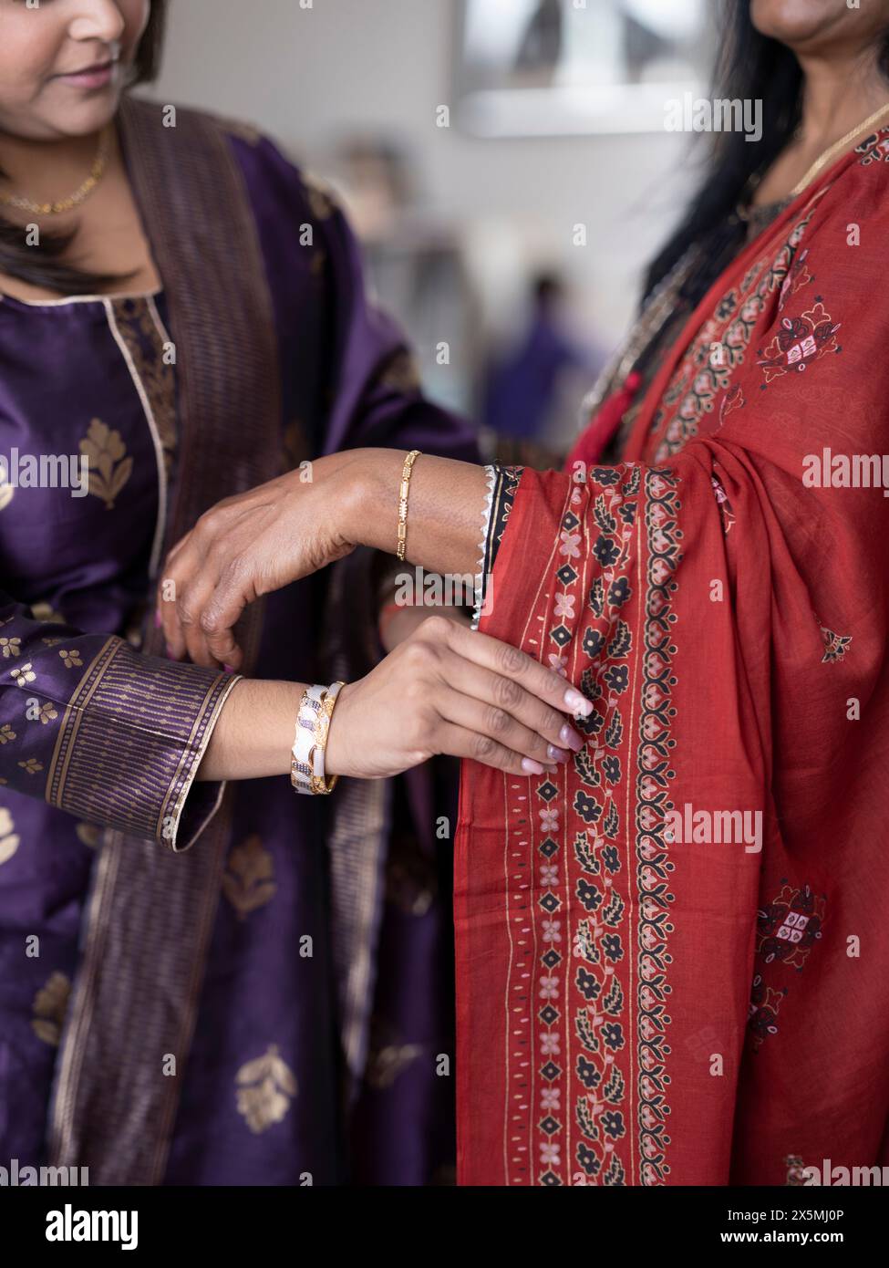 Mutter und Tochter ziehen sich für die Diwali-Feier an Stockfoto