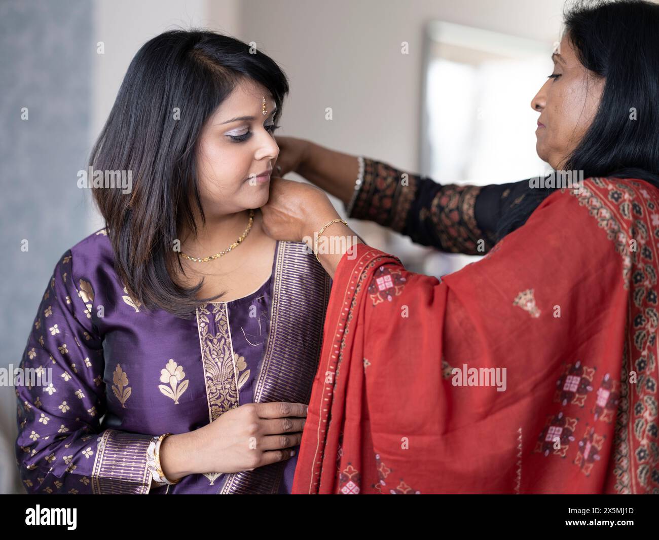 Mutter und Tochter ziehen sich für die Diwali-Feier an Stockfoto