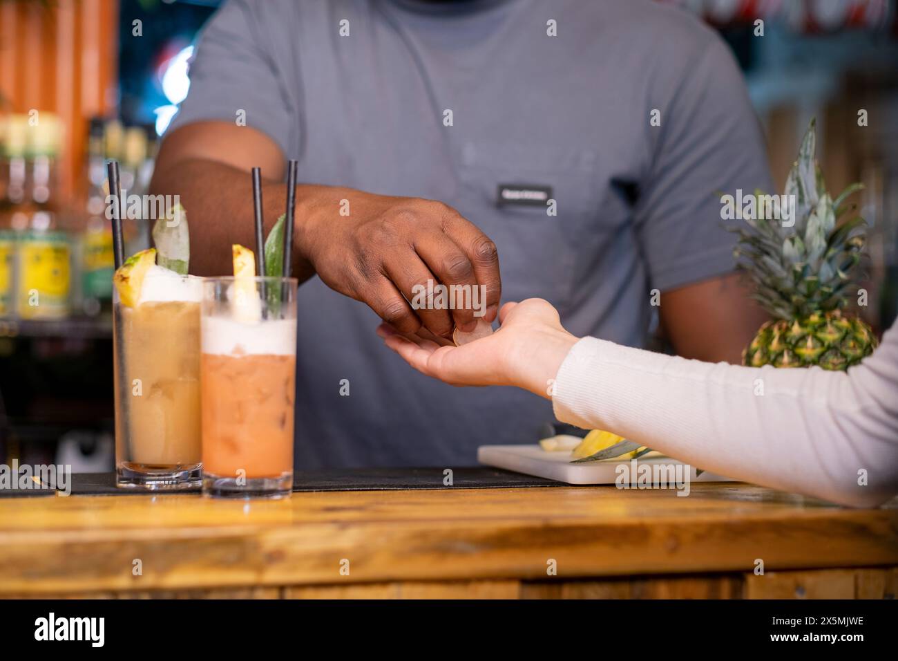 Kunde zahlt für Cocktails an der Bar, USUN wiek kobiety Stockfoto