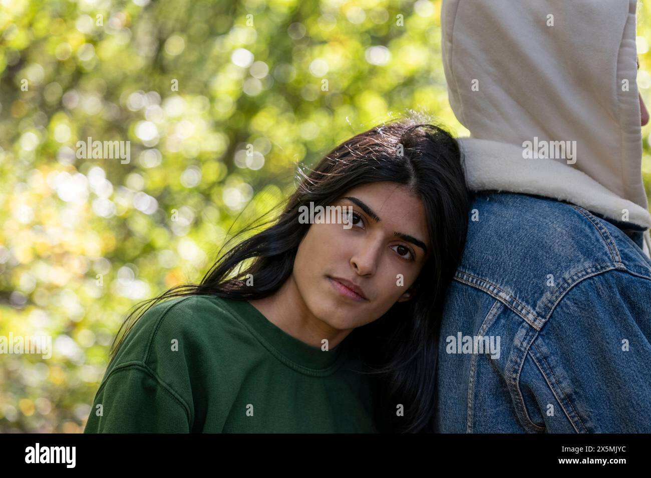 Porträt einer Frau, die sich auf Freunde stützt, USUN WIEK CHLOPAKA Stockfoto