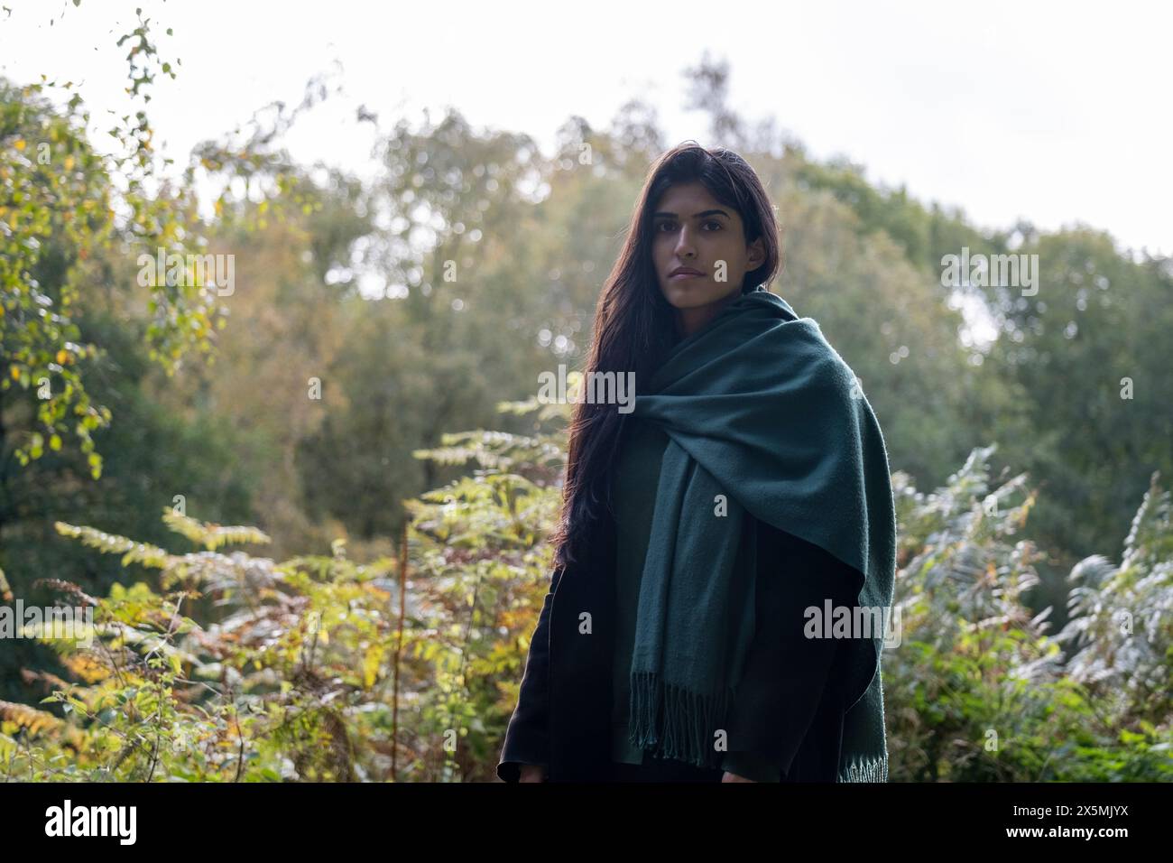Porträt der Frau in der Landschaft Stockfoto