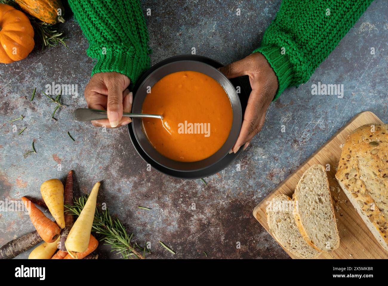 Frau isst Kürbissuppe Stockfoto