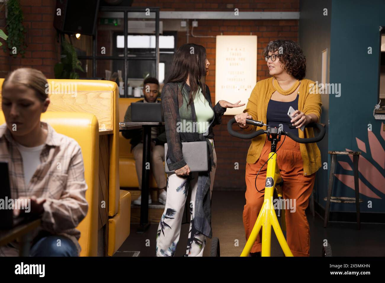 Digitale Nomaden im Büro Stockfoto