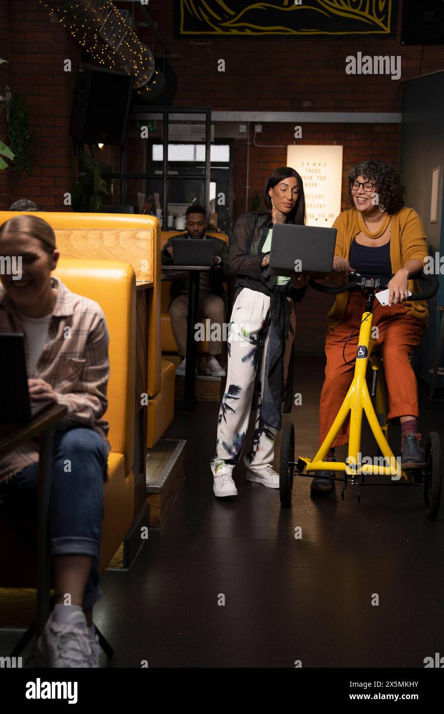 Digitale Nomaden im Büro Stockfoto