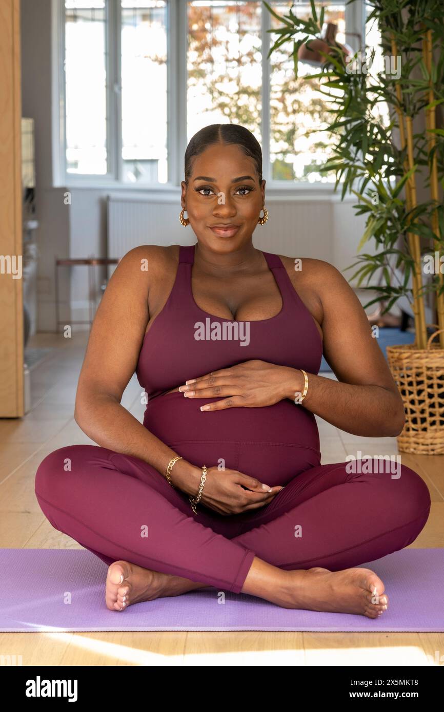 Schwangeren Yoga zu praktizieren Stockfoto