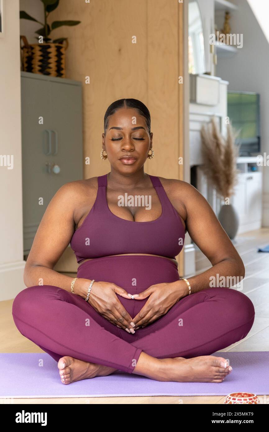 Schwangeren Yoga zu praktizieren Stockfoto